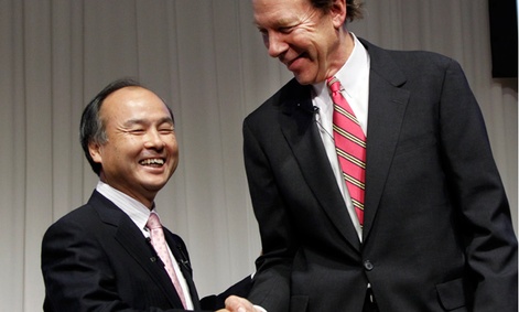 Softbank Corp. President Masayoshi Son, left, and Sprint Nextel Corp. Chief Executive Dan Hesse shake hands.