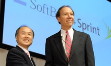 Son Masayoshi, left, president of Softbank Corp. shakes hands with Dan Hesse, CEO of Sprind Nextel Corp. 