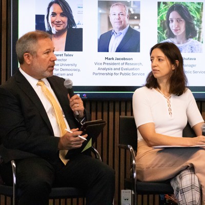 युवाओं को संघीय सरकार पर भरोसा नहीं है, लेकिन वे इसके लिए काम करेंगे