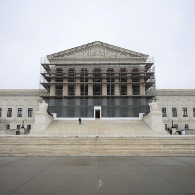 SCOTUS: ट्रम्प अस्थायी रूप से कुछ परिवीक्षाधीन कर्मचारियों की बड़े पैमाने पर फायरिंग के साथ आगे बढ़ सकते हैं