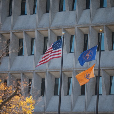 HHS यूनियन कॉन्ट्रैक्ट्स को रद्द करने और ट्रम्प के आदेश को लागू करने के लिए नवीनतम