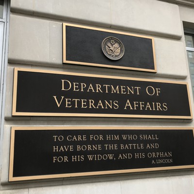 VA की आत्महत्या रोकथाम लीड सरकार प्रस्थान करती है