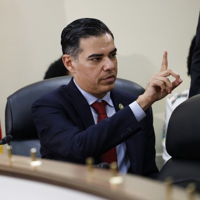 क्या सरकारी शटडाउन के लिए डेमोक्रेट्स को दोषी ठहराने वाली एजेंसी हैच अधिनियम का उल्लंघन करती है?