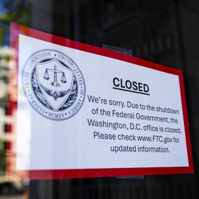 कारपूल, साइड जॉब और फूड बैंक: शटडाउन के दौरान काम करने वाले संघीय कर्मचारी विलंबित वेतन का भुगतान कैसे कर रहे हैं