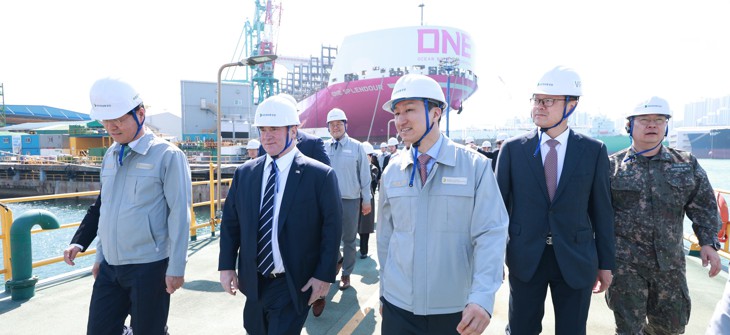 In April 2025, Navy Secretary John Phelan and HD Hyundai Executive Vice Chairman Chung Kisun toured HD Hyundai Heavy Industries’ Naval & Special Shipyard in Ulsan, South Korea.