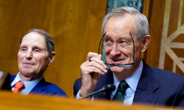 The Senate Finance Committee, led by chairman Mike Crapo, R-Idaho, (right) and ranking member Ron Wyden, D-Ore., advanced the Taxpayer Assistance and Service Act which would require the agency to post key performance metrics online and accelerate its shift away from paper processing.